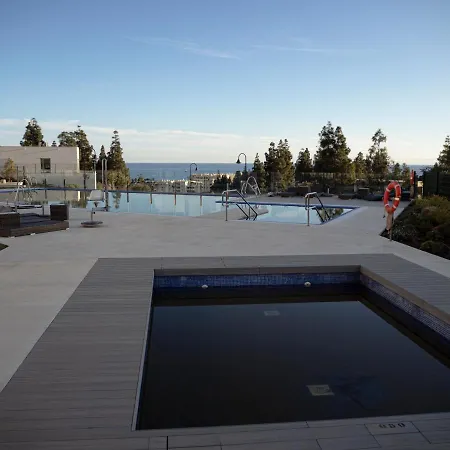 Malaga Oasis: 4-Bed Apartment with Dual Pools and Wellness Center El Faro Exterior photo